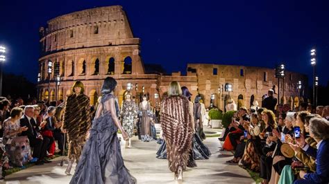 La sfilata di Fendi al Colosseo, parata di abiti e  